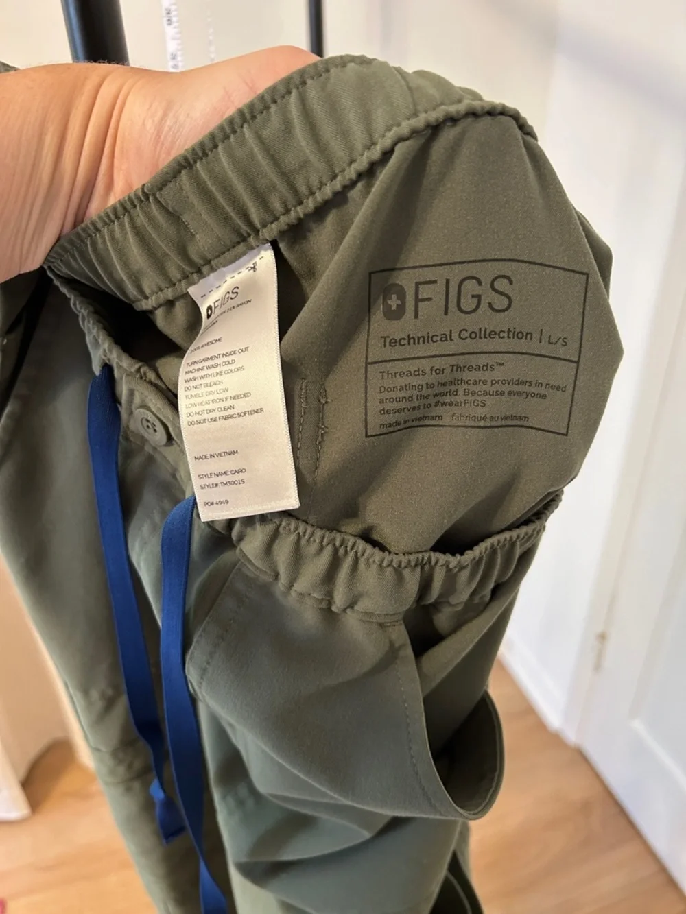Figs Men’s Cairo Cargo Scrub Pants. Size Large/Short. 28” inseam. Color: Moss